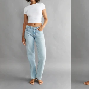 Lågmidjade jeans  - Oanvända jeans från Gina med lappar kvar, storlek 42 men skulle säga det passar en 38/40 också. Ljusblåa i färgen 