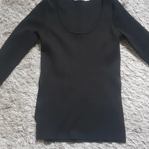 NA-KD TRÖJA - Helt oanvänd. Slits på sidorna.