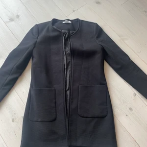 Svart jacka - Jättefin häst/vår jacka, bra skick.  Strl 36 80kr + frakt