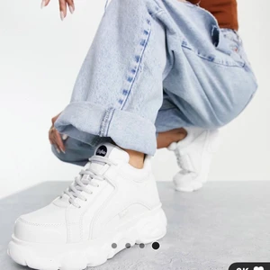 Intressekoll Buffalo sneakers  - Gör en intressekoll på mina buffaloskor jag köpte för ungefär 1,5 år sedan. Använda 2-3 gånger och är i nyskick förutom undertill då de  är lite smutsiga. Köpta för ca. 950kr. Om du är intresserad skicka till mig för vilket pris så kan vi diskutera det.