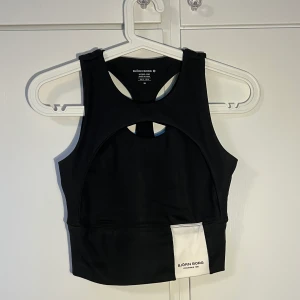 Björn Borg sport-BH - En jättesnygg Björn Borg sport-bh som tyvär var alldeles för liten för mig. Den är i storlek S men skulle absolut säga att den är XS eller lite mindre. Aldrig använt eftersom den inte alls passar mig. Frakt inräknat i priset❤️ 