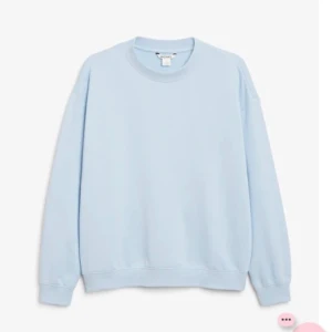 Monki sweatshirt!  - Ljusblå monki sweatshirt, i jättebra skick!  Säljer då den inte längre kommer till användning.  Köparen står för frakt.  