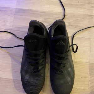 adidas - fotbollskor det är både gräs och konstgräs 