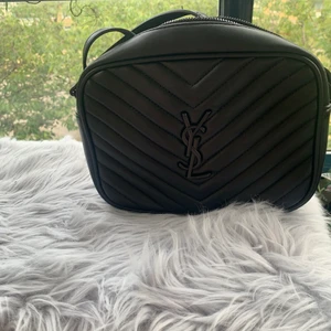 Ysl k i skinn  - Säljer min ysl k i skinn använd en gång 400