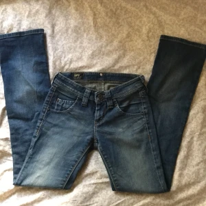 Lågmidjade Lee jeans - Skitsnygga bootcut jeans med lågmidja som inte kommer inte till användning. Skriv om du undrar om mått eller annat