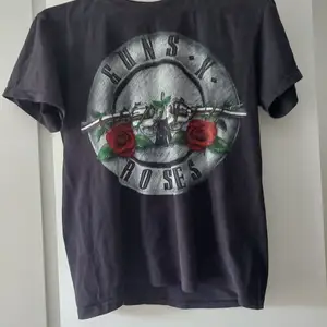 As fet guns n roses t shirt i alldeles nytt skick storlek M, jag kan skicka om du bor långt bort.