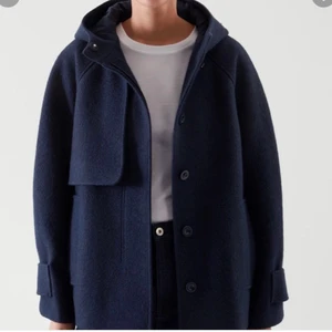 Cos Kappa  - Säljer denna eftertraktade och trendiga kappa ifrån cos. Väldigt bra skick! Säljer då jag köpt en ny höstjacka så den kommer inte att komma till så mkt användning, hoppas att någon annan vill ta över den.