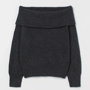 Off shoulder stickad tröja i strl S - Använd ett fåtal gånger. Jättevarm!! 