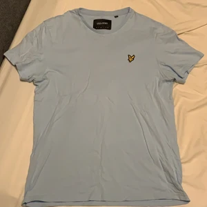 Lyle & scott tshirt - Storlek M men passar även S Ganska kort i ärmarna 