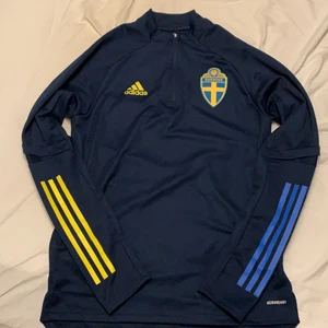 Adidas Sverige tröja - Mörkblåa träningströja Svenska Landslaget. Storlek M 