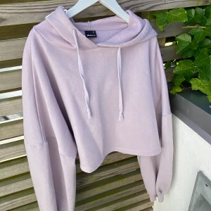 Hoodie från GinaTricot i storlek M - En fin hoodie från GinaTricot. Fint skick utan skador. Den är i storlek M. Tvättas innan den skickas 