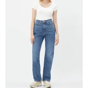 Weekday rowe högmidjade jeans - Fint skick🥰 Frakt tillkommer. Kan gå ner i pris vid snabb affär
