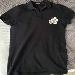 Moncler piké  - Pikén är självklart äkta och är riktigt snygg, köpte den på Plick för nån månad sen och e e riktigt fräsch, det finns Scan i den och om man tar backkameran emot moncler loggan där fram så kommer man in till hemsidan, kan gå ner i pris också 