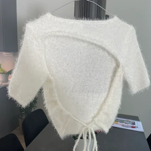 Vit topp - Skitsnygg topp från Hanna Schönbergs kollektion x nakd. Den är i ett lite mer ”fluffigt” material och är öppen i ryggen. Fint skick🤍 (min längd står i min profil)