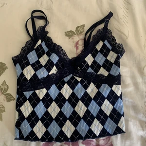 Söt hm topp - ☺️säljer en jätte söt hm topp för 30 kr plus frakt!! Storlek xs. ⚠️möts inte upp!!  Den är rutig med spets 😊