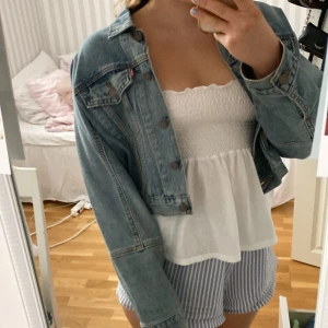 Kort oversize Levis jeans jacka  - Jätte fin jeans jacka från Levis typ aldrig använd. Den är oversize och kroppad 