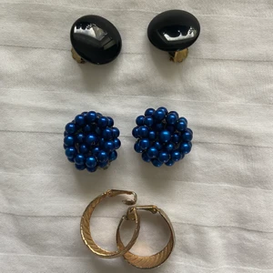 Clips örhängen  - Tre par clips örhängen för de som inte har hål i öronen 😍💘✨ Två par vanliga och ett par hoops/ringar 💘 Säljer för 10kr styck eller alla för 25kr 💓 Frakt blir 13kr för frimärke! 