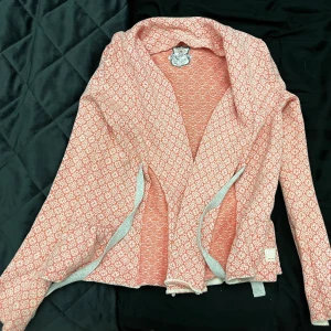 Odd Molly kofta  - Odd Molly kofta i rosa i fint skick. Storlek 1