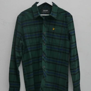 Lyle&Scott Heavy Flannel St M - Knappt använd Lyle&Scott heavy flannel/light jacket  Storlek medium  Kan även skickas med PostNord
