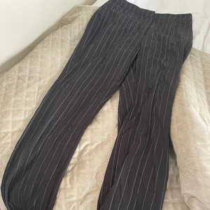 Randiga kostymbyxor  - Aldrig använda kostymbyxor med slits, storlek 38