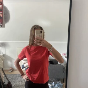 T-shirt - Jättefin tröja från ralp lauren, passar både tjej och kille, köparen står för frakt