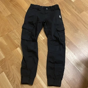 Svarta byxor - Svarta byxor med fickor på sidorna. Storlek: 140 För pojkar