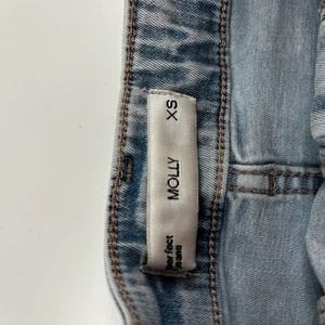 Jeanskjol  - Säljer då min jeans kjol som är förliten men skulle säga att de har ett ok skick