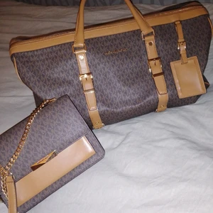MK väskor skriv vid frågor - Hej säljer mina matchande MK väskor som jag köpte 10 september 2020. Knapt använda så de är inte ett dugg slitna😊  Nypris på handväskan var 2700kr, och weekendbagen kostade 4500 kr. Både digitalt kvitto finns i min mail och fysiskt kvitto samt påsarna.