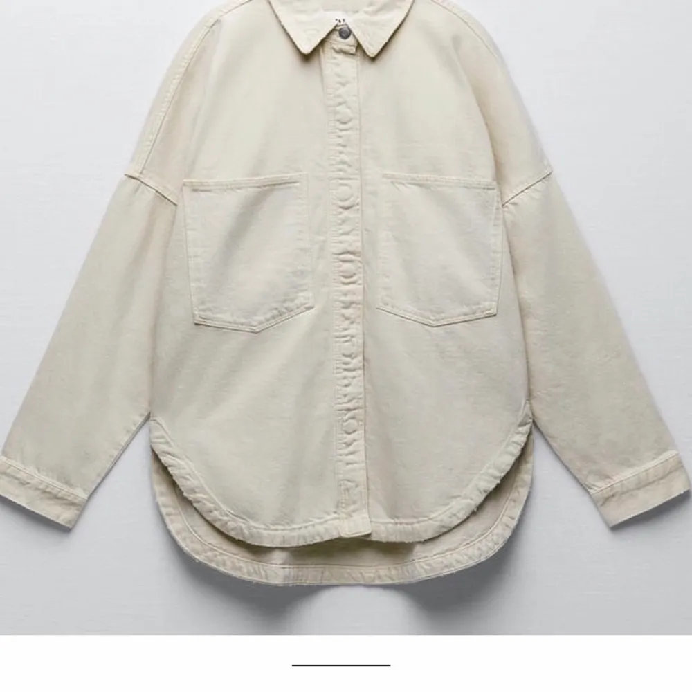 Skjortjacka i naturfärg, köpt på Zara i Spanien så hittade en nästan likadan på zaras hemsida, se de sista bilderna. Möts upp i stockholm. Jackor.