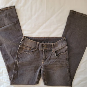 Populära lågmidijade jeans i strl 32 - Så fina gråa, lågmidjade jeans från H&M✨️ Liknar ltb och pepejeansen, fast till ett mycket bättre pris! Säljer då de inte passade mig. I strl 32, men passar även 34. Slutsålda och svåra att få tag på❗️ Köparen står för frakt! Köp inte direkt!! 