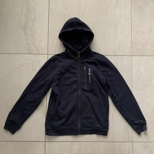 Sailracing hoodie  - Säljer min blåa sailracing som kommit mycket till användning men fortfarande bra skick! Nypris-1000 (pris kan diskuteras)