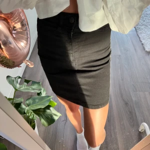 Ginatricot  - En svart kjol från gina tricot, använd en del men är i väldigt bra skick. Storlek xs. Pris 50kr+ frakt🎀