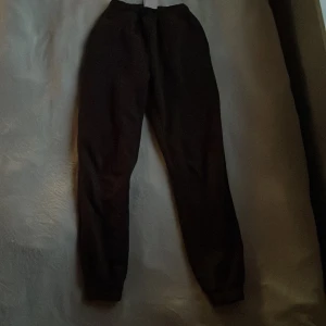 Mjukis byxor storlek xxs - Bruna mjukis byxor från Gina, nypris 299kr. Använda men i nyskick, fläckfria. Storlek xxs men funkar för xs.