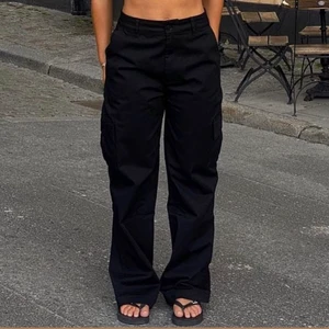 Adsgn cargobyxor - Säljer dessa snygga cargobyxor från adsgn i xs som jag säljer pga att jag inte fått användning av dem:)