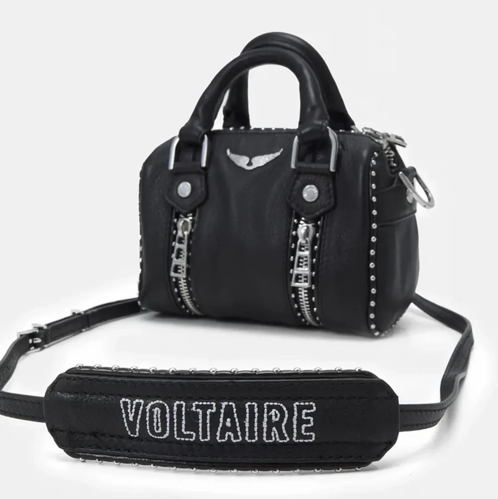 Kollar intresset på denna Zadig & Voltaire väska i modell ”sunny nano”. Köpte den för ca 2900kr på Zadigs hemsida i början av året. Men har bara använt den några få gånger. Den är i nyskick och har inte defekter. Priset kan diskuteras 💗💗. Väskor.