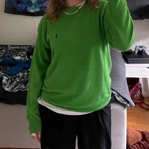 Säljer min gröna stickade tröja från Ralph Lauren. Den är i storlek L och i gott skick. Mysig och inte alls stickig. Köparen står för frakten 🖤