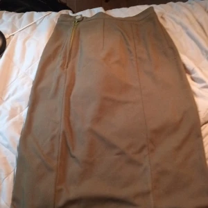 ganska lång kjol - den går ner till knäna 