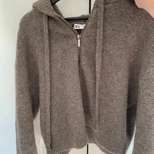 stickad hoodie - stickad hoodie från zara i stl M-L, men passar mig som vanligtvis har xs-s. köpt här på plick av en tjej som aldrig tidigare använt den, så därför i ett väldigt.  bra skick🫶🏼 Frakten tillkommer vid köp