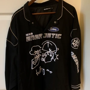 Collage jacka  - Detta är en jättefin collage jacka som jag köpte förra hösten och har används fåtal gånger, den är lite baggi passform eftersom det är en storlek M. För flera bilder så kan du skriva till mig så dockar jag bilder💕