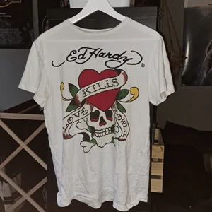 Ed hardy tshirt - Vit Ed Hardy tröja, använd jättefå gånger <3