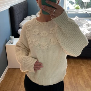 Vit stickad!  - Köp inte via köp nu!☺️ Superfin stickad tröja ifrån Kappahl, färgen är crémevit och tröjan är i strl S. Gissar att nypris låg emellan 399-599 och jag säljer för 150kr💕