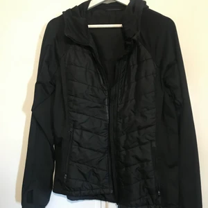 TRÄNINGSJACKA STORLEK M - Använd men i bra skick