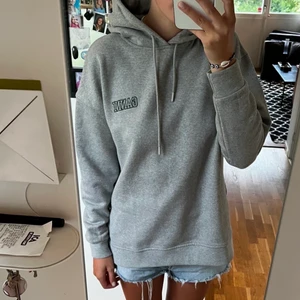 Ganni hoodie - Säljer min helt oanvända Ganni hoodie, har prislapp kvar! Köpte för 1600kr och säljer för 700kr🥰 Sjukt najs att ha nu på hösten och gillar ”slitsen” på båda sidorna💕 