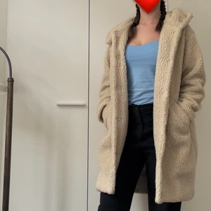 Beige teddy bear jacka/kappa - Världens mysigaste vinterjacka!! Den är lång och tjock så man håller sig riktigt varm, och dessutom supersöt. Är 173cm som referens till längden. Skriv bara om det finns några funderingar 🥰 