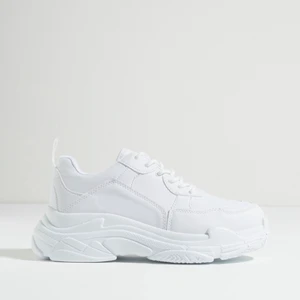 Sneakers Nelly  - Superfina vita sneakers från Nelly i storlek 37. Använda ett fåtal gånger och är som nya. Går att fraktas eller mötas upp💕💕