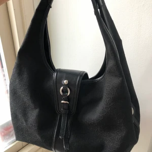 DKNY y2k väska - Säljer denna sparsamt använda DKNY handväskan i y2k stil. Fint skick i tyget. Dragkedjor funkar som de ska & tre innerfack som rymmer mycket. Pm för fler frågor 🦋🦋🦋🦋🦋🦋🦋🦋🦋