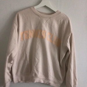 Beige sweatshirt med tryck. - Säjer denna jätte fina beiga sweatshirt med tryck i storlek s ifrån hm. Tröjan är använd endast 1 gång och är i jätte bra skick. Skulle kunna passa en m också:)