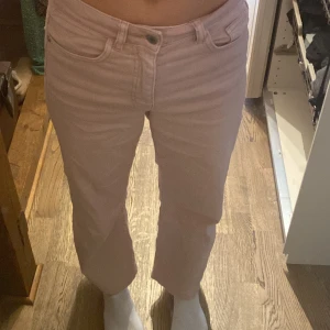 Ljusrosa jeans med en liten slits💞 - Köpta på Kappahl för 399 säljer för 200 inklusive frakt💞 hör av er för mer info eller bilder