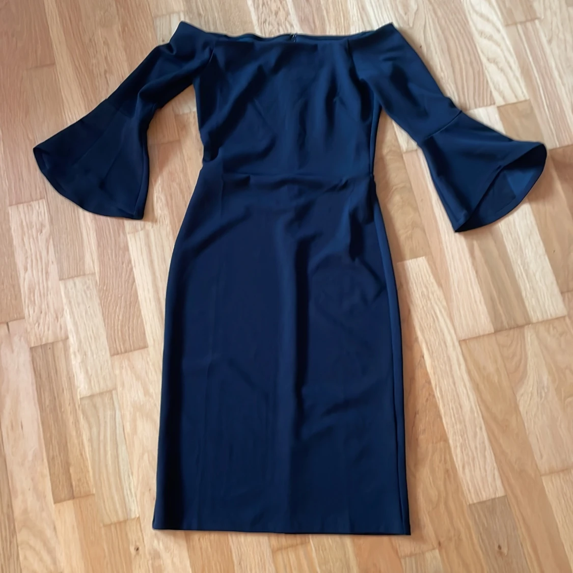 Svart fodralklänning