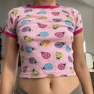 Magtröja - En vintage t-shirt som köptes på barnavdelning. Passar liten XS och personer med mindre byst💖 Ett plagg som verkligen livar upp outfiten❤️‍🔥ljusatyget är hyfsat stretchigt och har små nyckelpigor på sig. Har en mycket liten blå fläck på sig som knappt syns🌟